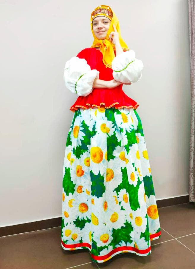 Девушка в русско-народном костюме и в платке