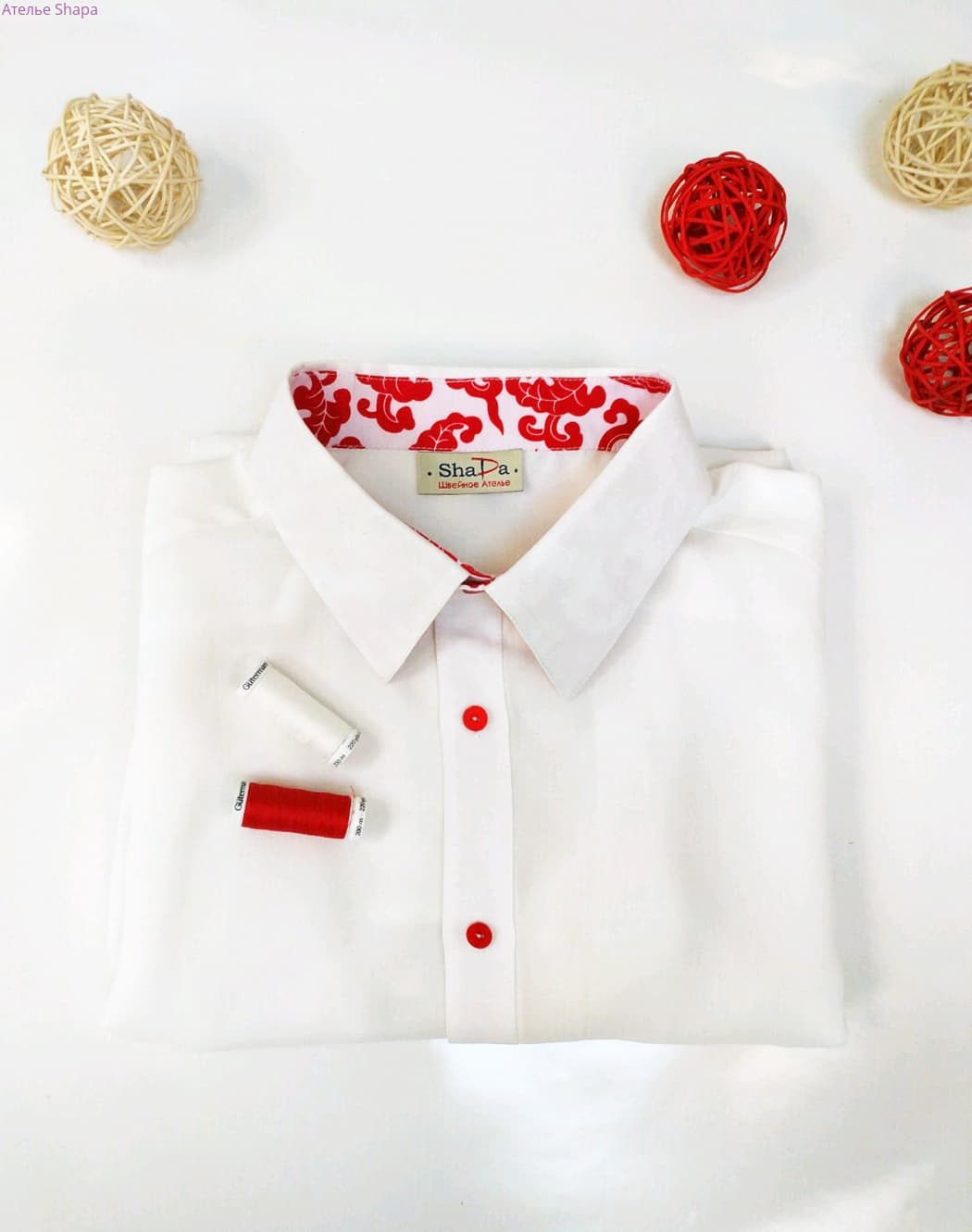 белая рубашка с красной отделкой