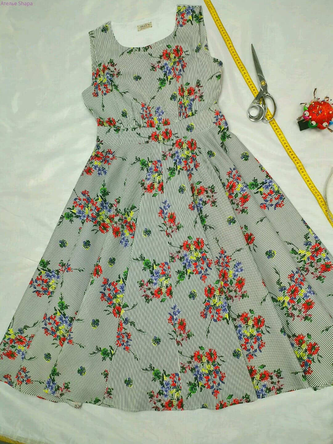 платье в полоску с цветами
