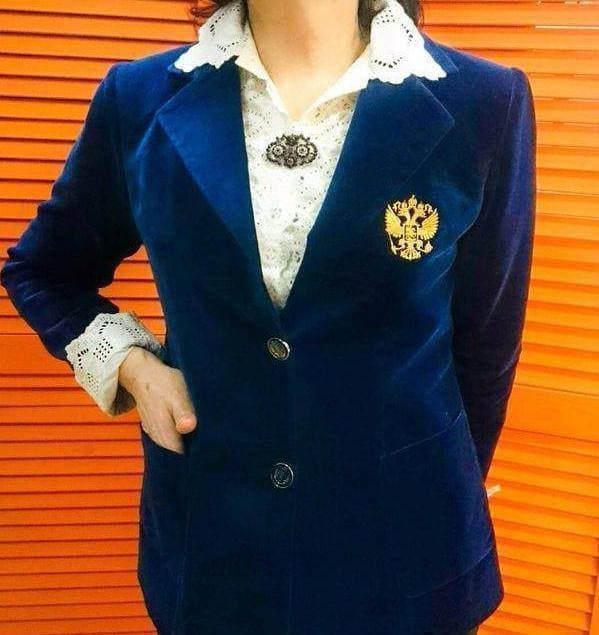 синий пиджак с логотипом