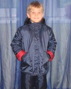 Мальчик в синей куртке и комбинезоне