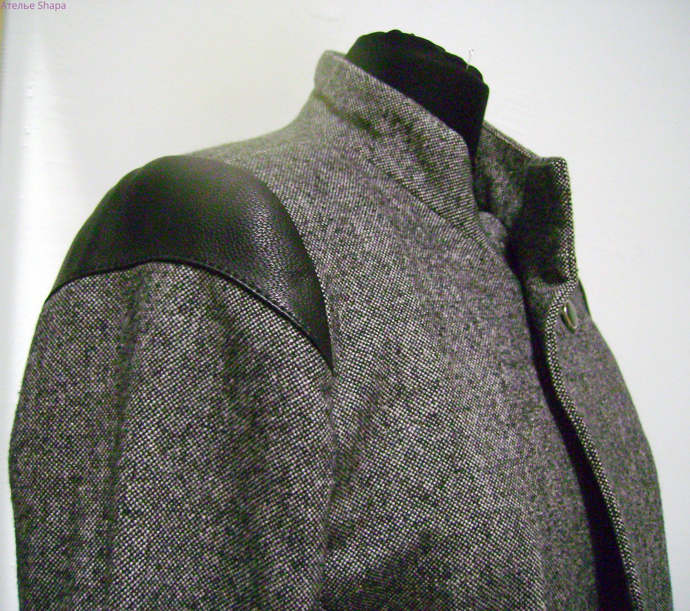 Серое пальто с кожаными вставками