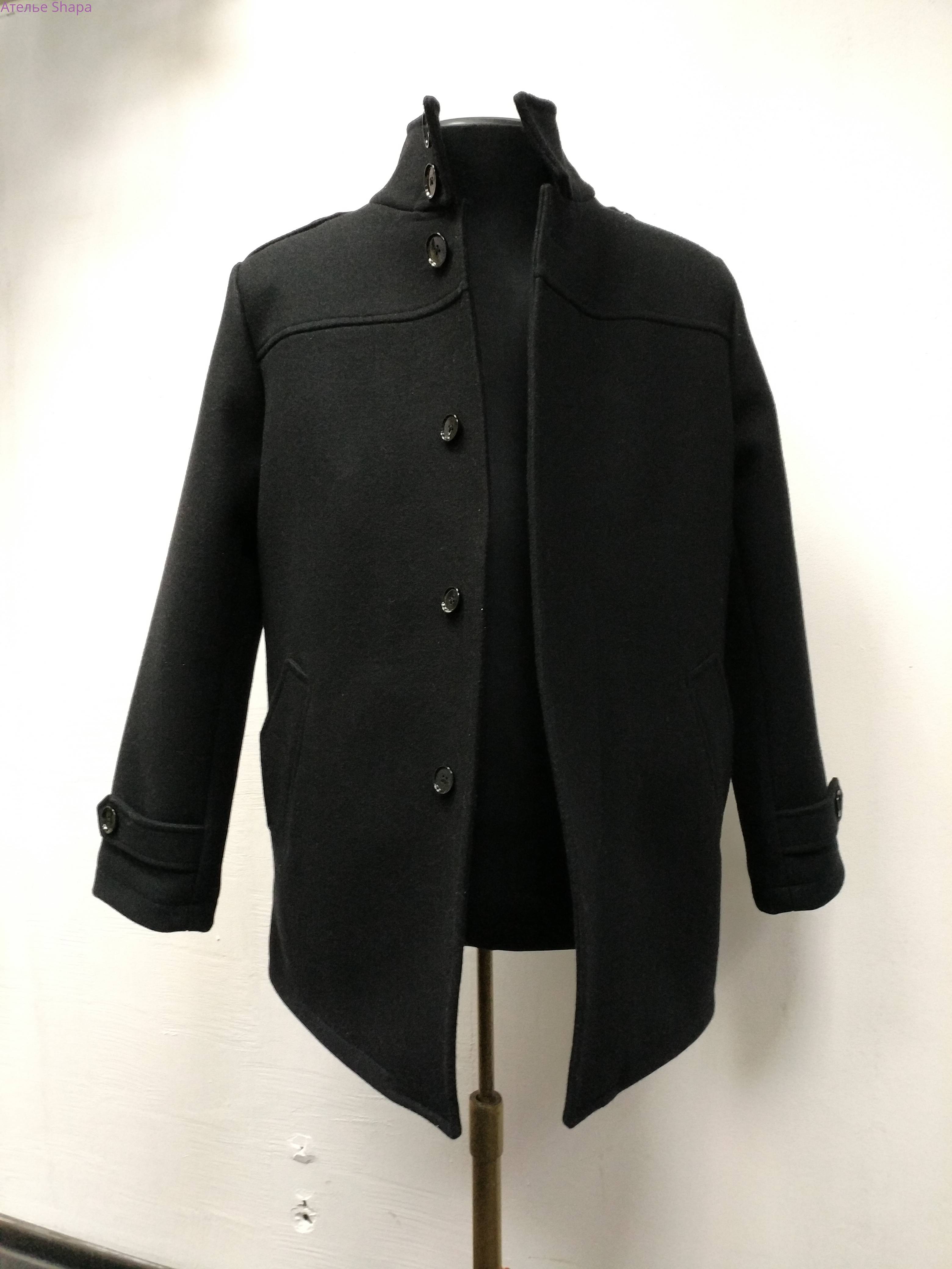 чёрный рукав пальто с застёжкой