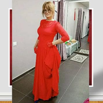 Женщина в красном платье для фламенко
