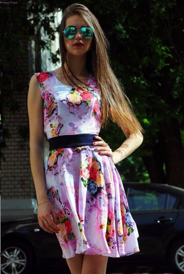 Девушка в коротком платье в цветы