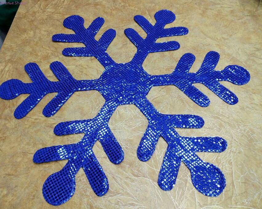 синяя снежинка из ткани и паеток